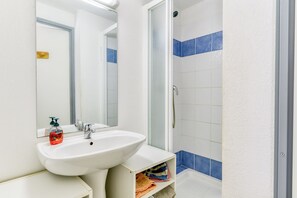 Shower, hair dryer, toilet paper