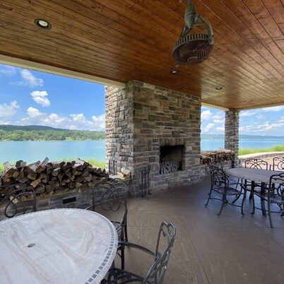 Norris Nook-1 bedroom lakeview condo at Waterside Marina, near "The Loyston"