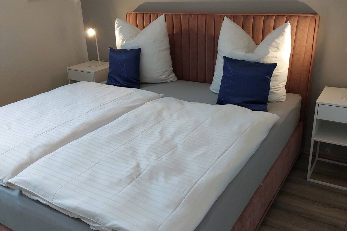 Ropa de cama hipoalergénica y espacio para trabajar con laptop 