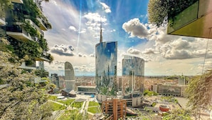 Un paisaje urbano moderno con rascacielos, incluyendo una torre distintiva con aguja.