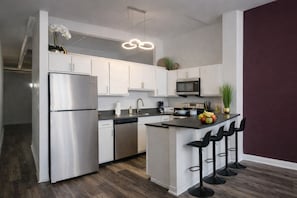 Refrigerador, microondas, horno y parrilla de estufa 
