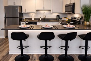 冷蔵庫、電子レンジ、オーブン、コンロ