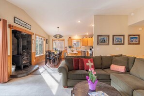 House (3 Bedrooms) | Interior