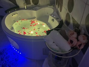 Baignoire à jets, sèche-cheveux, serviettes fournies, savon