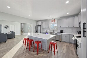 Réfrigérateur, four à micro-ondes, un four, surface de cuisson