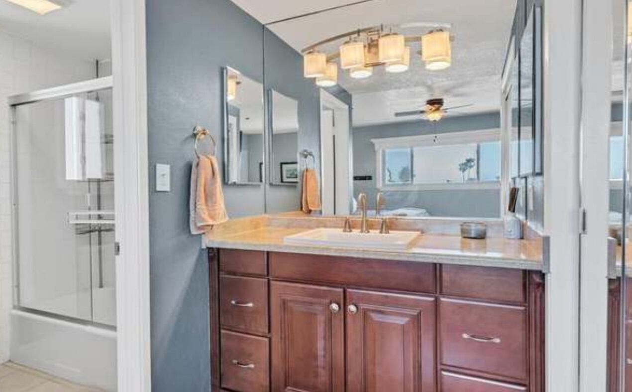 Sèche-cheveux, serviettes fournies, savon, shampoing