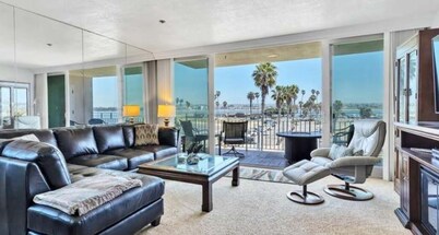 Bayfront Perfectly located 2bdrm 1 Parking spot with lots of free parking nearby