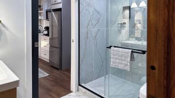 Suite, 2 habitaciones, cocina | Baño | Secadora de cabello, toallas, papel de baño