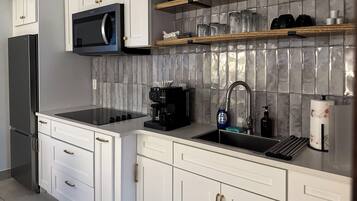 Deluxe Studio, 1 Katil Raja (King) dengan Katil Sofa, Accessible, Kitchen | Dapur peribadi