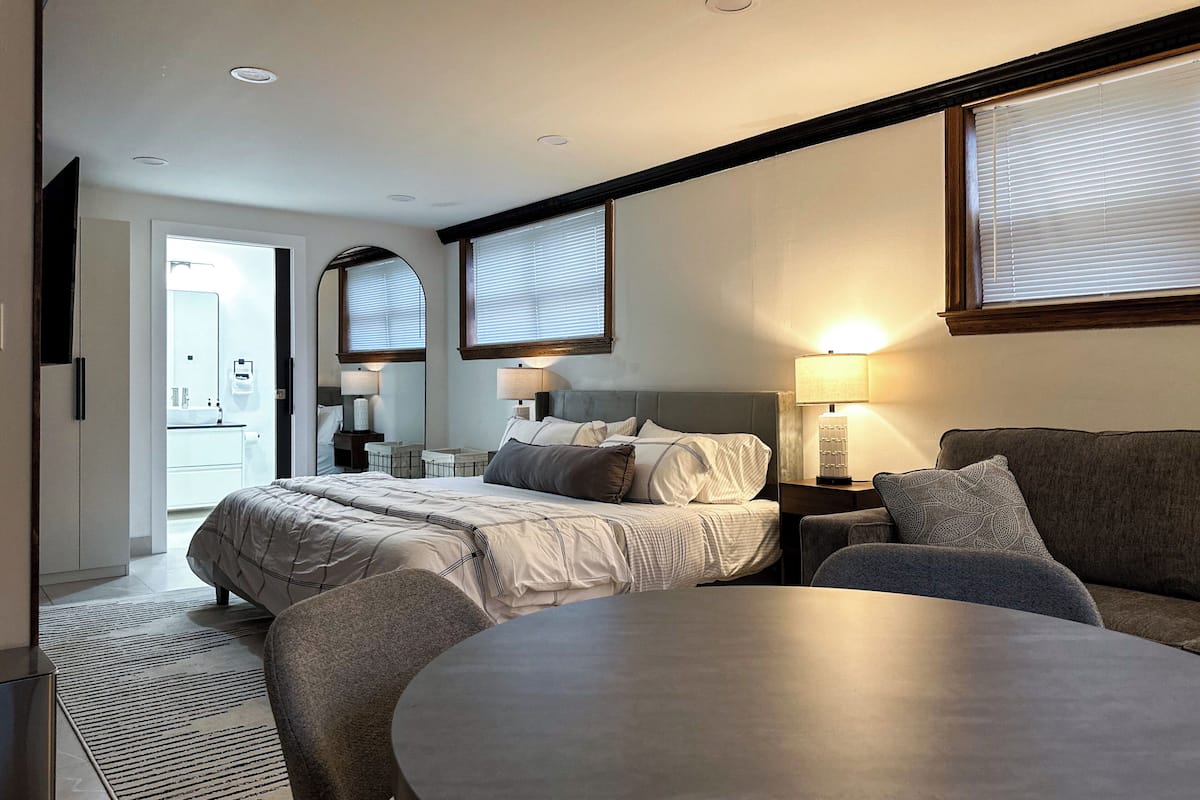 Deluxe Studio, 1 King Bed with Sofa bed, Roll-in Shower, Kitchen | Living area