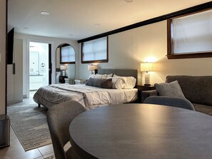 Deluxe Studio, 1 King Bed with Sofa bed, Roll-in Shower, Kitchen | Living area