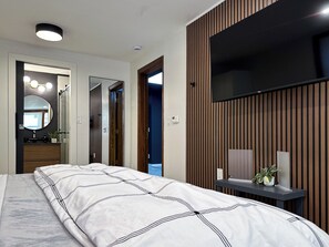 Room, 1 King Bed | Free WiFi