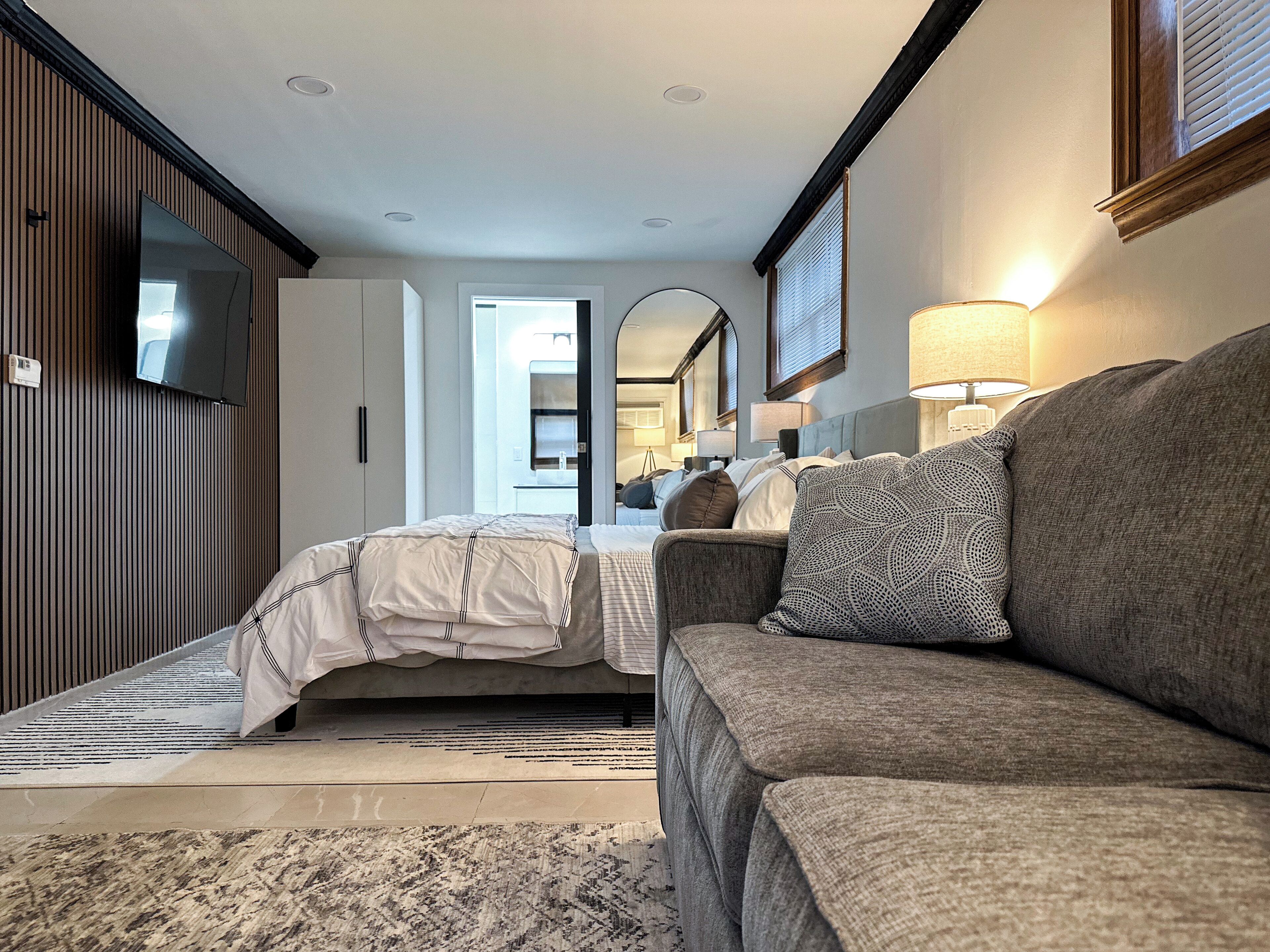 Deluxe Studio, 1 King Bed with Sofa bed, Accessible, Kitchen | Free WiFi