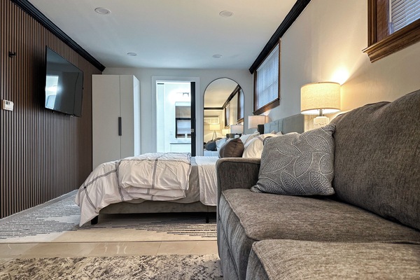 Deluxe Studio, 1 King Bed with Sofa bed, Accessible, Kitchen | Free WiFi