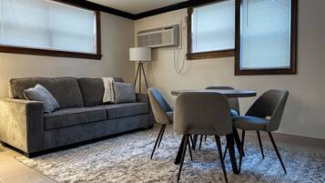 Estúdio luxo, 1 cama King e sofá-cama, chuveiro com barras de apoio, cozinha | Área de estar