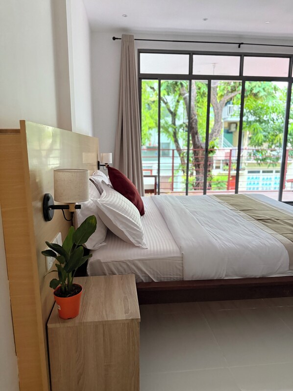 3 habitaciones, tabla de planchar con plancha, wifi y ropa de cama 