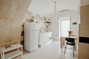 Fridge, oven, stovetop, coffee/tea maker