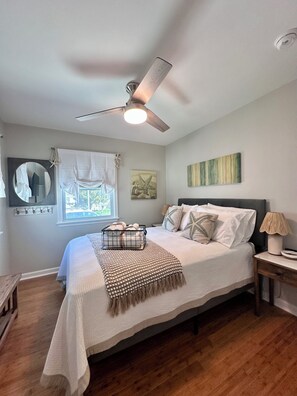 3 bedrooms, iron/ironing board, travel crib, WiFi - All Spruced Up Cottage, 1 block to beach, outside oasis, pet friendly, WiFi (Lower Township)