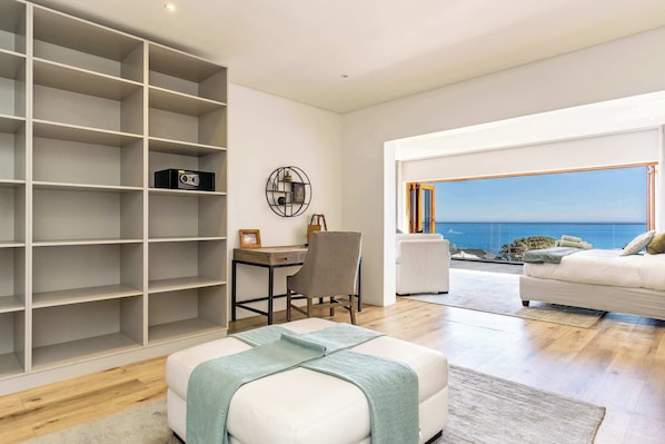 Interior - Jo Leo - Camps Bay Luxury Villa with views & pool (Cape Town)