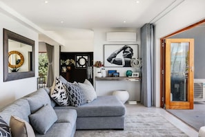 TV, offices - Jo Leo - Camps Bay Luxury Villa with views & pool (Cape Town)