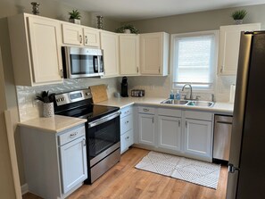 Kjøleskap, mikrobølgeovn, ovn og kokeplater