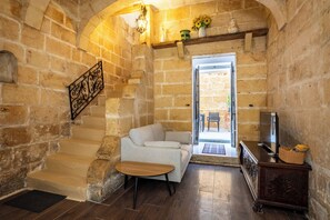 Smart TV - Charming Three-Story Apartment with Private Entrance in Sliema. (Tas-Sliema)
