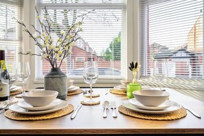 Dining - Modern 4-Bed • Free Parking • Work & Leisure Stays (Stretford)