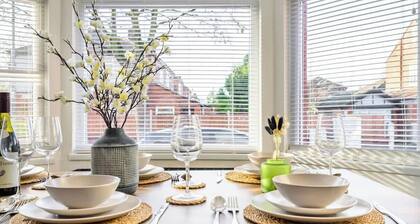 Modern 4-Bed • Free Parking • Work & Leisure Stays
