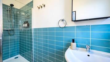 Dusche, umweltfreundliche Kosmetikartikel, Haartrockner