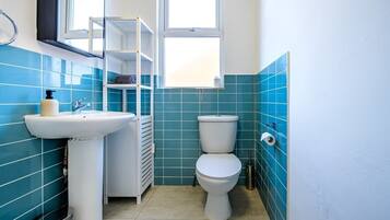 Douche, articles de toilette écologiques, sèche-cheveux