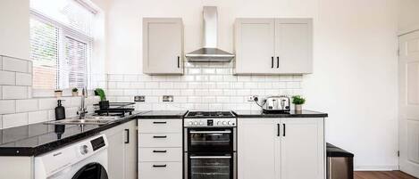 Kühlschrank, Mikrowelle, Ofen, Herdplatte