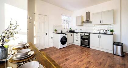 Stylish 4-Bed Home | Parking | Work & Leisure