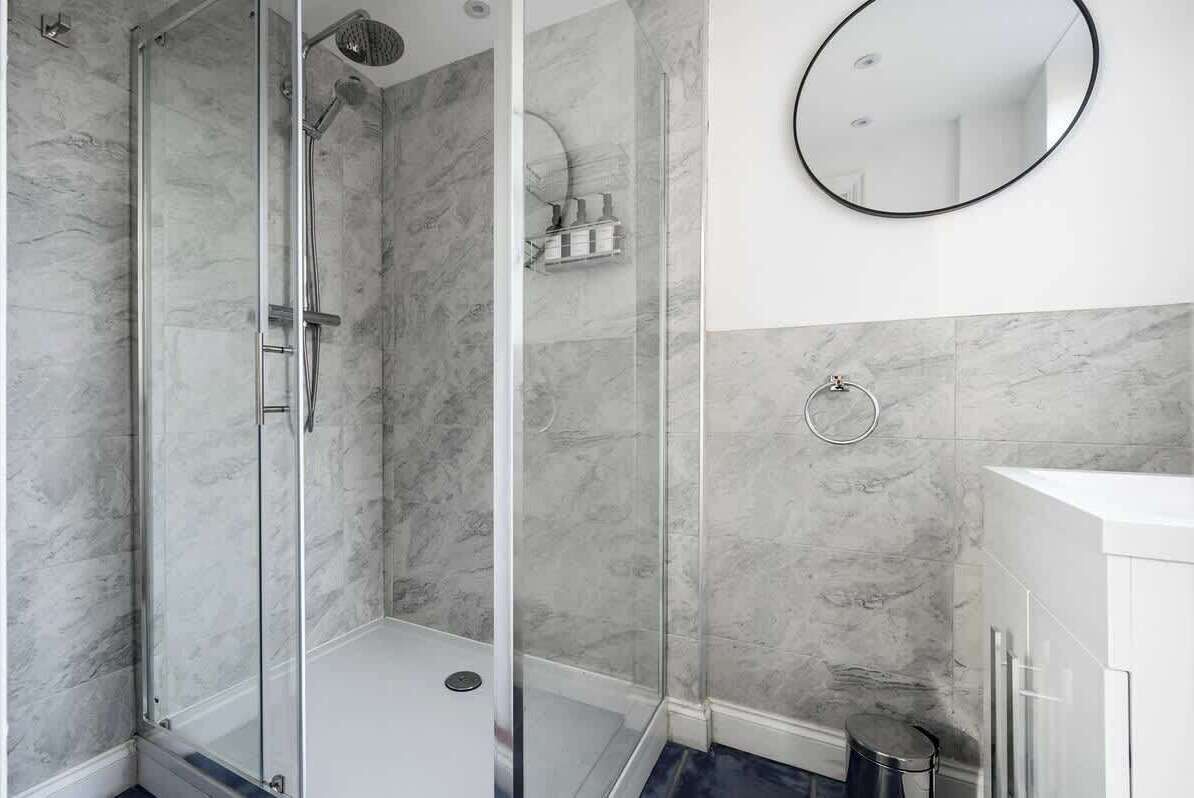 Shower, eco-friendly toiletries, hair dryer, shampoo