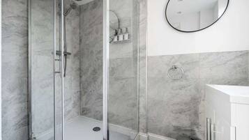 Shower, eco-friendly toiletries, hair dryer, shampoo