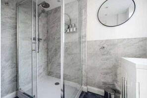 Een douche,  milieuvriendelijk toiletgerief, een haardroger, shampoo