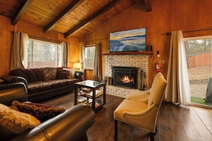 Smart TV, fireplace, books - Twilight Den Cabin: Spa+EV Charger+FencedYard (Big Bear)