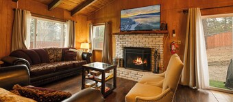 Twilight Den Cabin: Spa+EV Charger+FencedYard