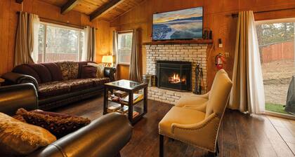 Twilight Den Cabin: Spa+EV Charger+FencedYard