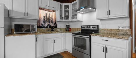 冷蔵庫、電子レンジ、オーブン、コンロ