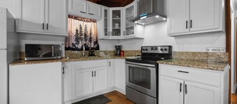 Twilight Den Cabin: Spa+EV Charger+FencedYard