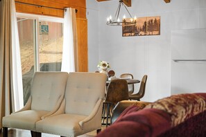 Smart TV, fireplace, books - Twilight Den Cabin: Spa+EV Charger+FencedYard (Big Bear)