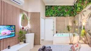 A modern bathroom with a bathtub, a mirror, and a sink. - Asian Oasis with Balneo & Massage (Toulon)
