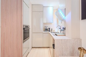Kühlschrank, Mikrowelle, Ofen, Wasserkocher mit Kaffee-/Teezubehör