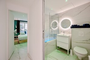 A modern bathroom with a glass-enclosed shower, a white vanity with a marble countertop, and a toilet. - Ô Repos des Artistes - The Gatsby (Toulon)