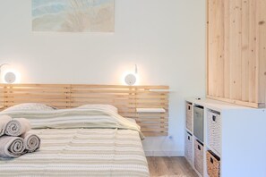 3 bedrooms, desk, iron/ironing board, Internet