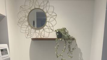 Een douche, een haardroger, handdoeken, zeep