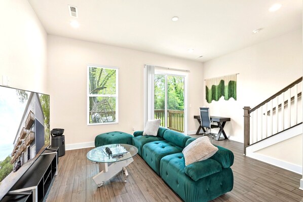 Maison mitoyenne, balcon, vue jardin | Coin séjour | TV connectée de 75 pouces avec chaînes numériques, Netflix