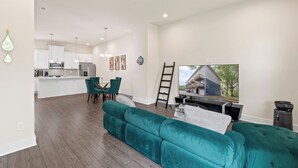 Townhouse, balkong, hageutsikt | Oppholdsområde | En 75-tommers smart-TV med digitale kanaler samt Netflix