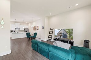 Casa de ciudad, balcón, vista al jardín | Área de sala de estar | Smart TV de 75 pulgadas con canales digitales y Netflix 