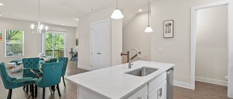 Pientalo, parveke, näköala puutarhaan | Ruokailu omassa huoneessa